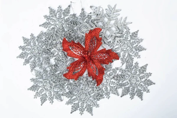 Κόκκινο Χριστουγεννιάτικο Λουλούδι Διακοσμητικό Παιχνίδι Ασημί Νιφάδες Χιονιού — Φωτογραφία Αρχείου