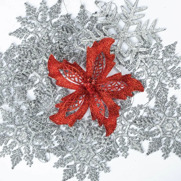 Giocattolo Decorativo Fiore Natale Rosso Con Fiocchi Neve Argento — Foto Stock