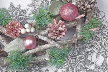 Pembe külahlı ve toplu güzel Noel süslemeleri