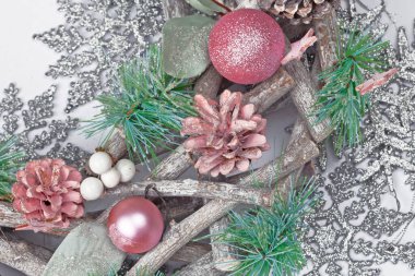 Pembe külahlı ve toplu güzel Noel süslemeleri