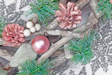 Pembe külahlı ve toplu güzel Noel süslemeleri