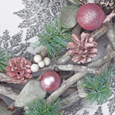 Pembe külahlı ve toplu güzel Noel süslemeleri