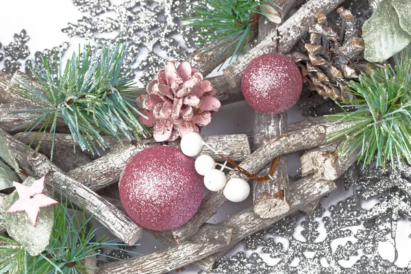 ピンクのコーンとボールと美しいクリスマスの装飾 — ストック写真