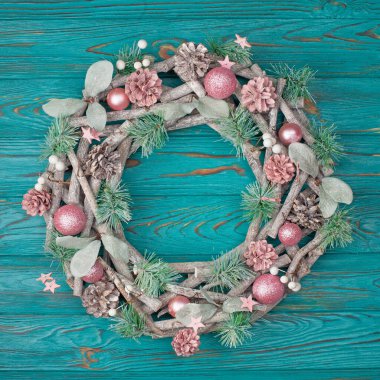 Turkuaz ahşap arka planda Noel çelengi