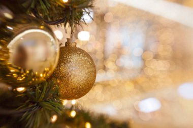 Işıklı bir sürü süslemesi olan Noel ağacı.