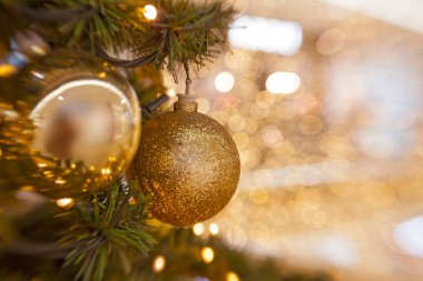 Işıklı bir sürü süslemesi olan Noel ağacı.