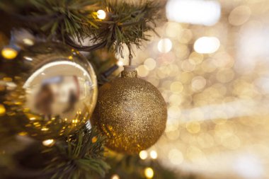 Işıklı bir sürü süslemesi olan Noel ağacı.