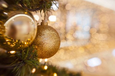 Işıklı bir sürü süslemesi olan Noel ağacı.