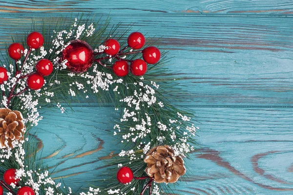 Kerst Krans Turquoise Houten Achtergrond — Stockfoto