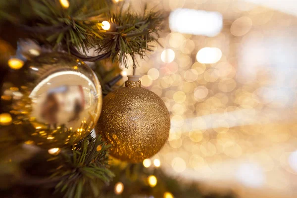 Árvore Natal Com Monte Decorações Com Luzes Bokeh — Fotografia de Stock