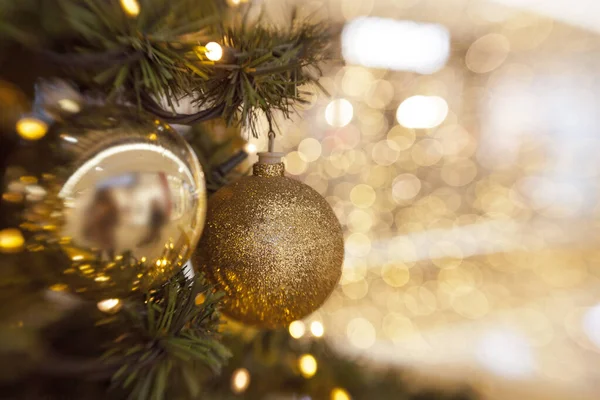 Işıklı bir sürü süslemesi olan Noel ağacı.