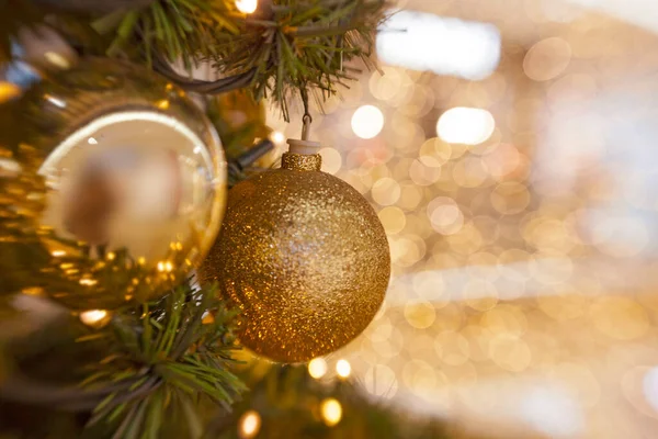 Işıklı bir sürü süslemesi olan Noel ağacı.