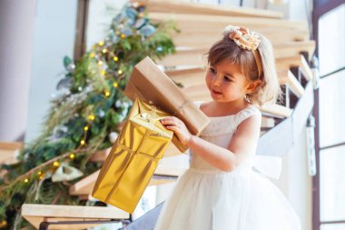 Noel ağacının yanında iki küçük kız arkadaş var.