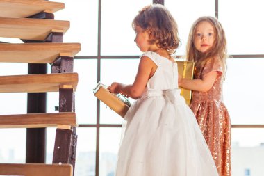 Noel ağacının yanında iki küçük kız arkadaş var.