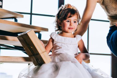 Küçük kız ve annesi Noel ağacının yanında.