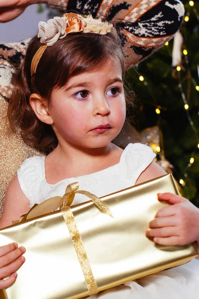 Meisje Met Haar Mather Bij Kerstboom — Stockfoto