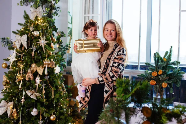 Little Girl Her Mather Christmas Tree — Stock Photo, Image