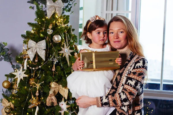 Little Girl Her Mather Christmas Tree — Stock Photo, Image