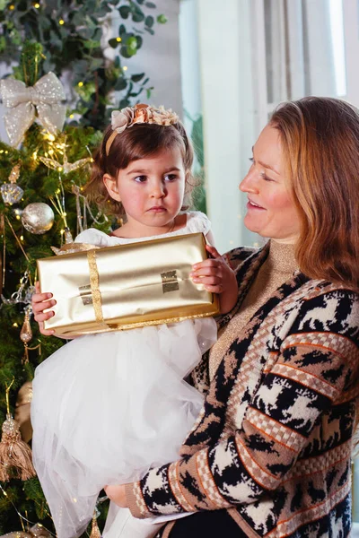 Little Girl Her Mather Christmas Tree — Stock Photo, Image