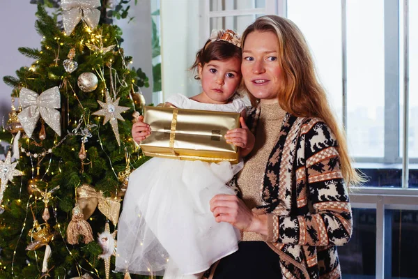 Little Girl Her Mather Christmas Tree — Stock Photo, Image