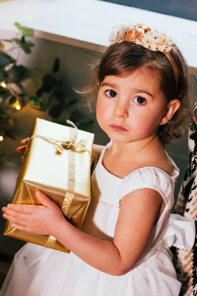 Little Girl Her Mather Christmas Tree — Stockfoto