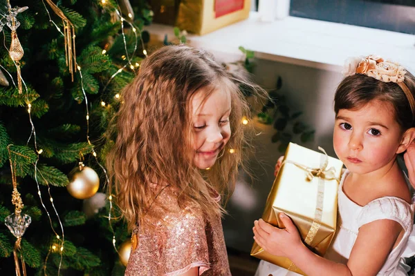 Two Little Girls Friends Present Christmas Tree — Stock Photo, Image