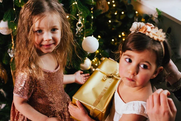 Twee Meisjes Vrienden Met Cadeau Buurt Van Kerstboom — Stockfoto