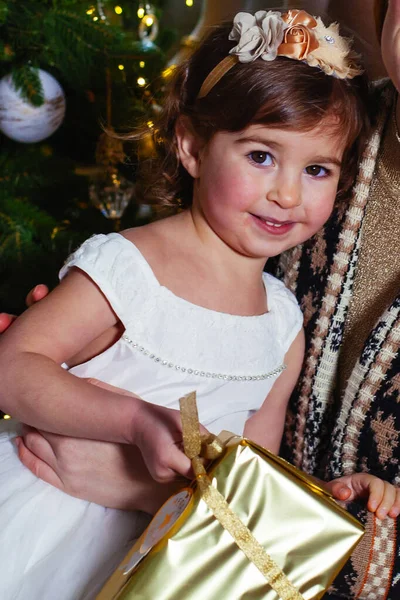 Meisje Met Haar Mather Bij Kerstboom — Stockfoto