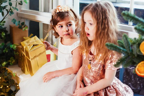 Two Little Girls Friends Present Christmas Tree — Stock Photo, Image