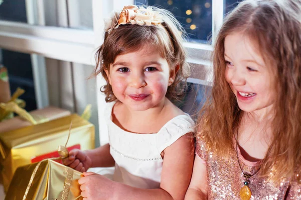 Dos Niñas Amigas Con Presente Cerca Del Árbol Navidad — Foto de Stock