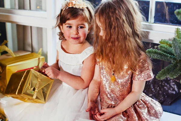 Two Little Girls Friends Present Christmas Tree — Stock Photo, Image