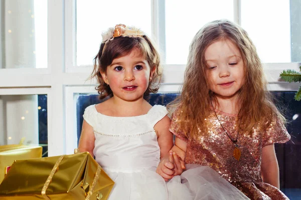 Two Little Girls Friends Present Christmas Tree — Stock Photo, Image