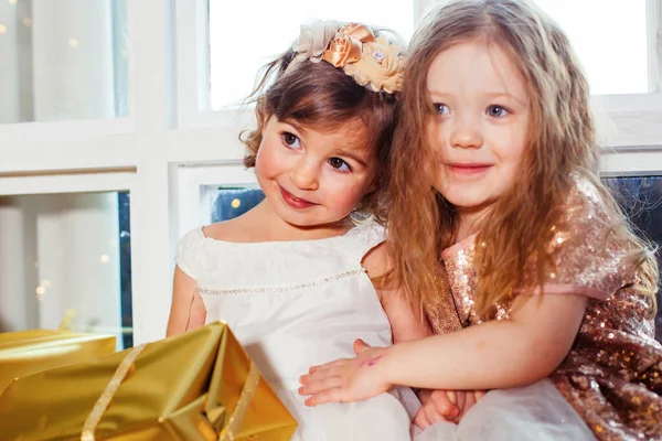 Two Little Girls Friends Present Christmas Tree — Stock Photo, Image