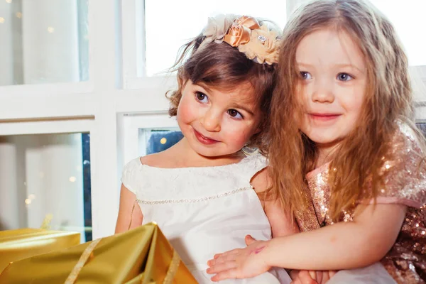 Two Little Girls Friends Present Christmas Tree — Stock Photo, Image