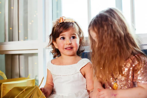 Dos Niñas Amigas Con Presente Cerca Del Árbol Navidad — Foto de Stock