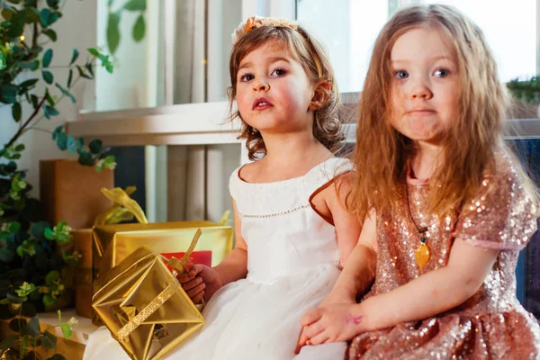 Zwei Kleine Freundinnen Mit Geschenk Der Nähe Des Weihnachtsbaums — Stockfoto