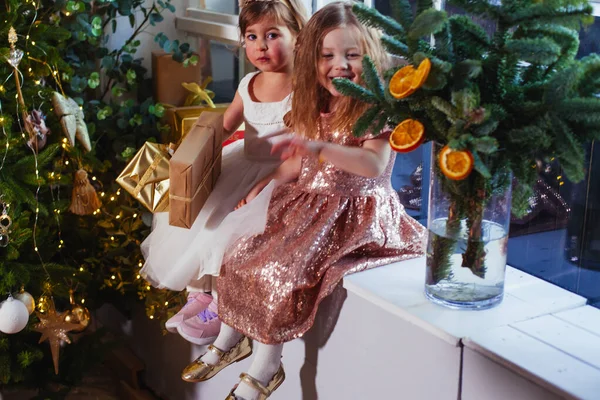 Two Little Girls Friends Present Christmas Tree — Stock Photo, Image