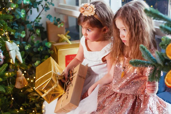 Dos Niñas Amigas Con Presente Cerca Del Árbol Navidad — Foto de Stock