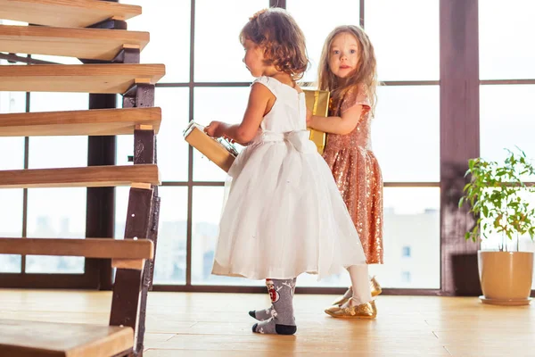 Zwei Kleine Freundinnen Mit Geschenk Der Nähe Des Weihnachtsbaums — Stockfoto