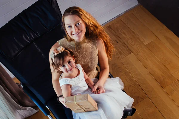 Κοριτσάκι Λευκό Φόρεμα Την Αγαπημένη Της Μητέρα Κάθεται Στο Σπίτι — Φωτογραφία Αρχείου