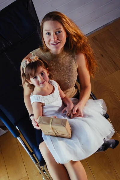 Niña Vestido Blanco Con Amorosa Madre Sentada Casa Cerca Maceta —  Fotos de Stock