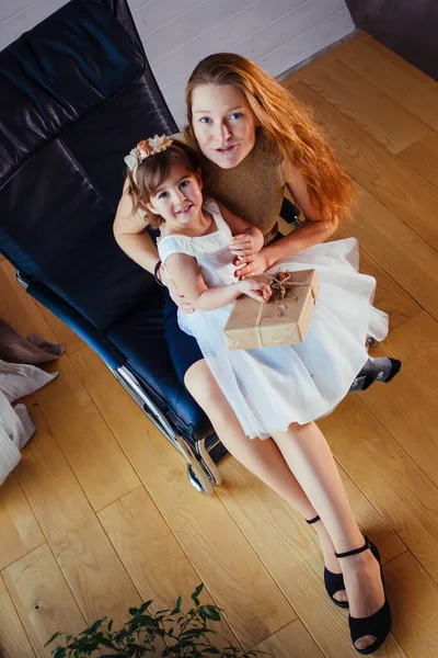 Niña Vestido Blanco Con Amorosa Madre Sentada Casa Cerca Maceta —  Fotos de Stock