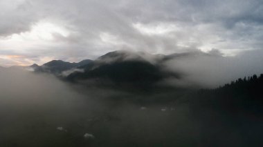 Karpat Dağları, şaşırtıcı sunrise drone ile çekilmiş fotoğrafı