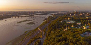 Kyivo-Pecherska Lavra ve Dnipro Nehri, gün doğumunda insansız hava aracı Ukrayna 'ya götürülür.