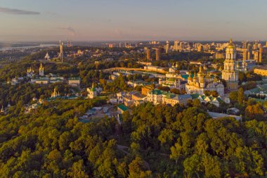Kyivo-Pecherska Lavra ve Dnipro Nehri, gün doğumunda insansız hava aracı Ukrayna 'ya götürülür.