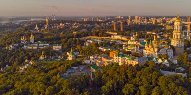 Kyivo-Pecherska Lavra ve Dnipro Nehri, gün doğumunda insansız hava aracı Ukrayna 'ya götürülür.