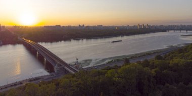 Kyiv şehri hava manzaralı metro köprüsü ve Dnipro nehri, Ukrayna