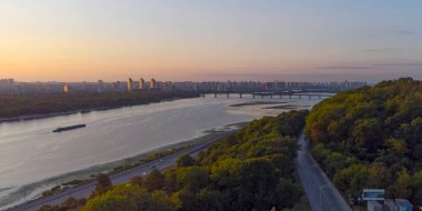 Kyiv şehri hava manzaralı metro köprüsü ve Dnipro nehri, Ukrayna