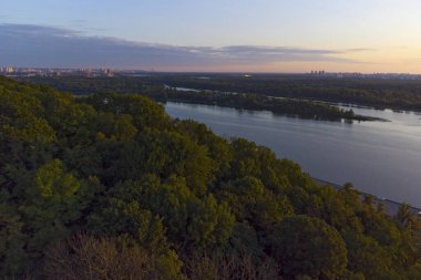 Kyiv şehri hava manzaralı metro köprüsü ve Dnipro nehri, Ukrayna