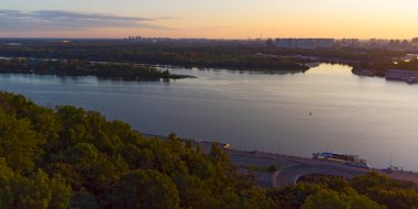 Kyiv şehri hava manzaralı metro köprüsü ve Dnipro nehri, Ukrayna